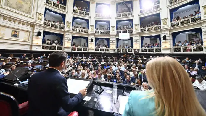 El proyecto, que ya cuenta con media sanción del Senado, propone modificar el artículo 13 bis de la Ley 5109 para permitir la reelección sin límite de mandatos.