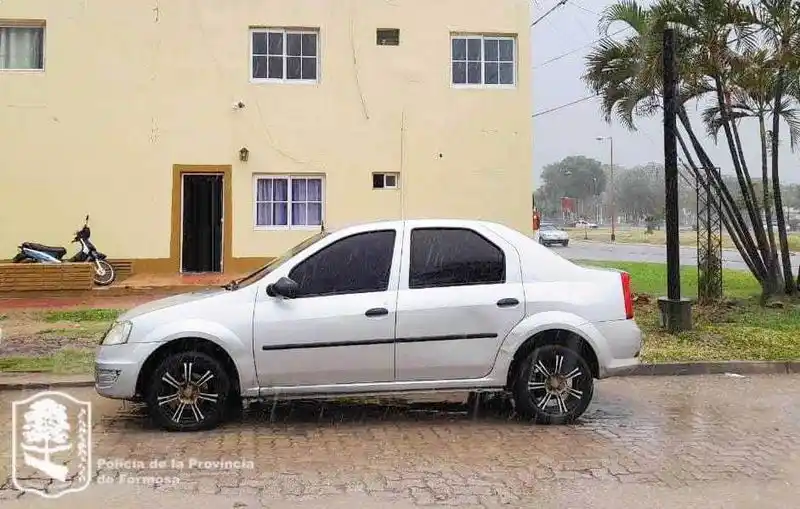 Un hombre sacó a una mujer de un
vehículo y la dejó tirada en la calle