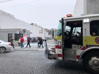 Principio de incendio de un auto en un estacionamiento céntrico