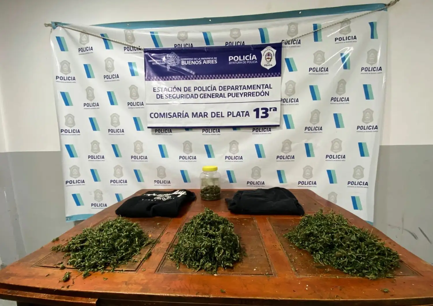 Los efectivos identificaron a tres hombres de 71, 35, 31 años y a una mujer de 62.