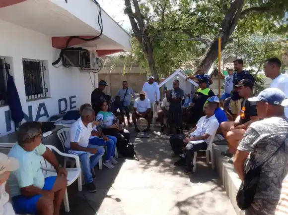 ¡AMOTINADOS! Pescadores de Caraballeda tienen 15 días sin gasoil