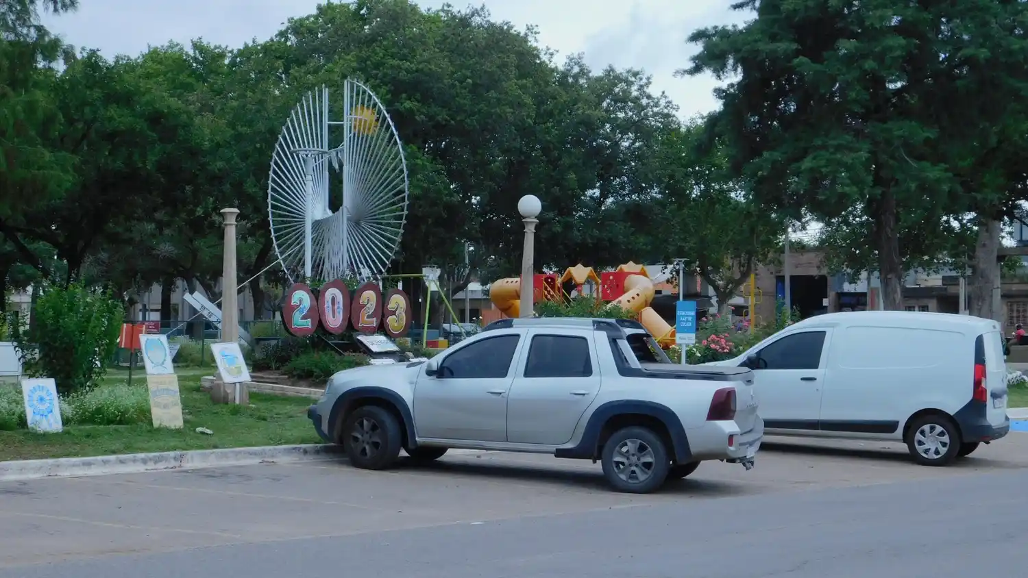 Hasta ahora los autos estacionan de frente; muy pronto deberán hacerlo de reversa.