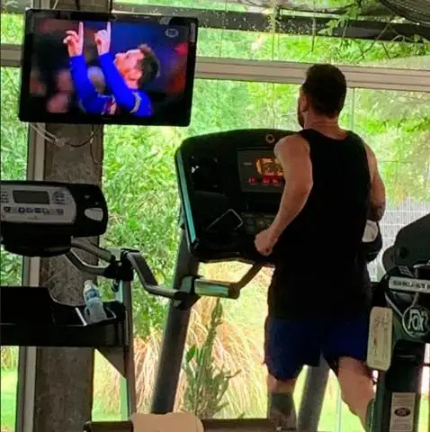 ¿Cómo te ves, Pulga? Messi entrena mirando los goles de Messi
