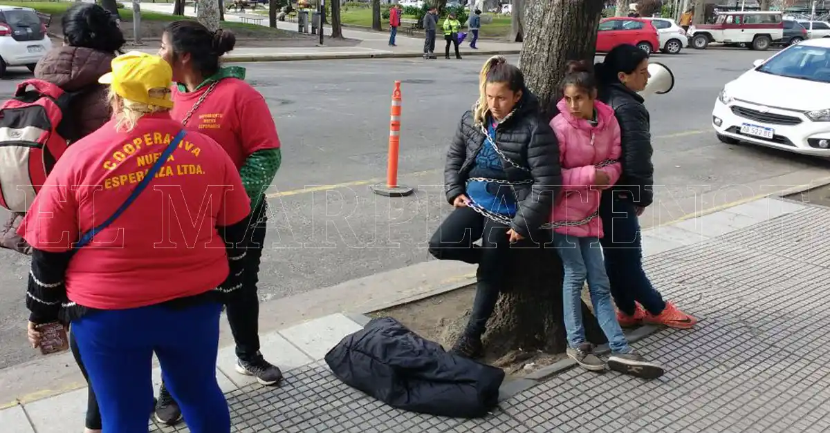Al sexto día de acampe, cooperativas se encadenan en el Municipio