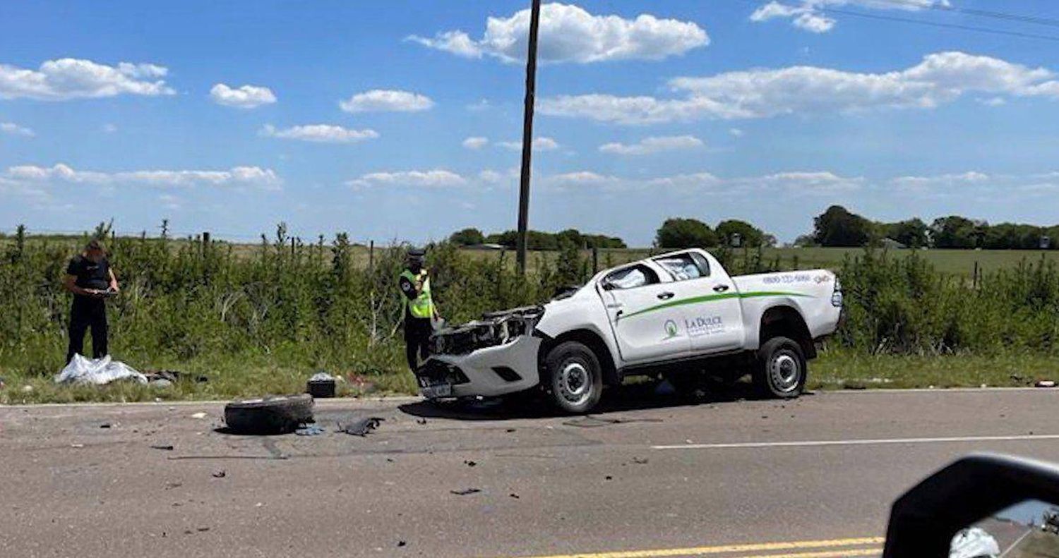 Una camioneta quedó sin techo tras chocar con un camión