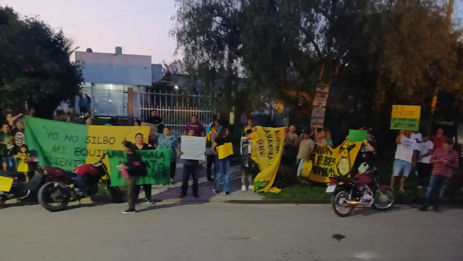 Socios de Unión del Suburbio realizaron una "sentada pacífica" en el club