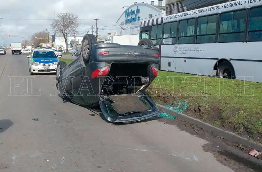Choque y vuelco en Champagnat y Alvarado