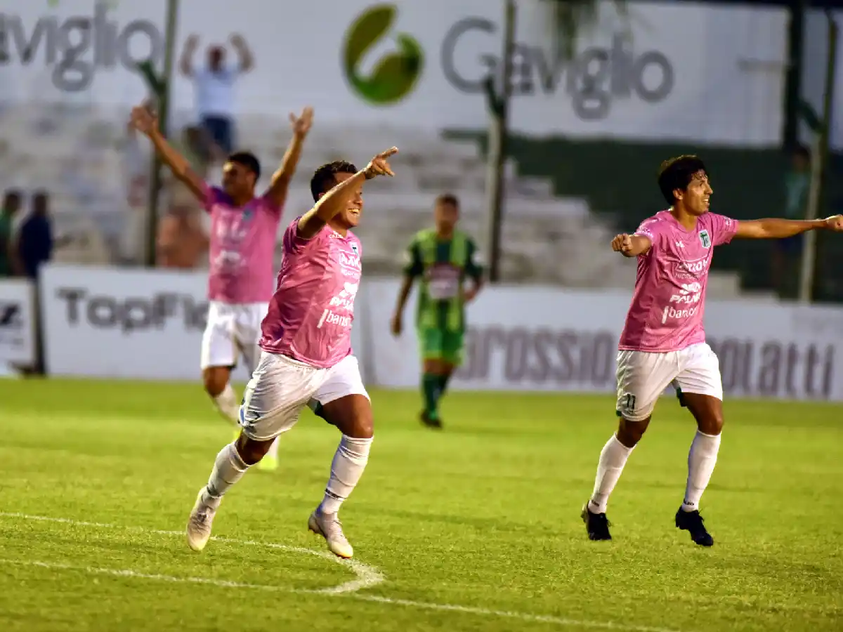 Si pasa, va ante "grande"