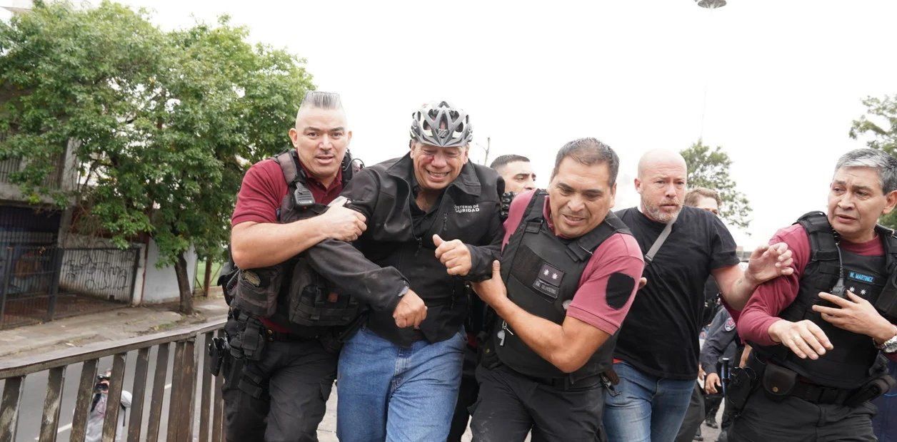Ataque a Berni en la General Paz: Hubo ocho efectivos heridos y el ministro fue trasladado al Churruca