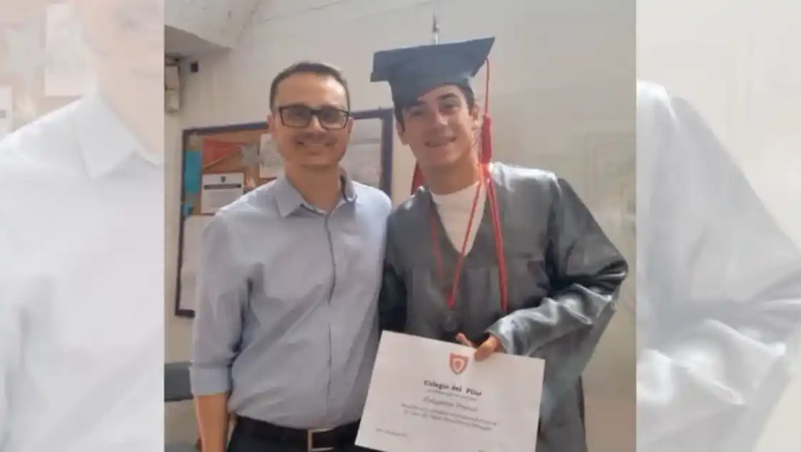 La alegría de Colapinto por terminar la escuela.