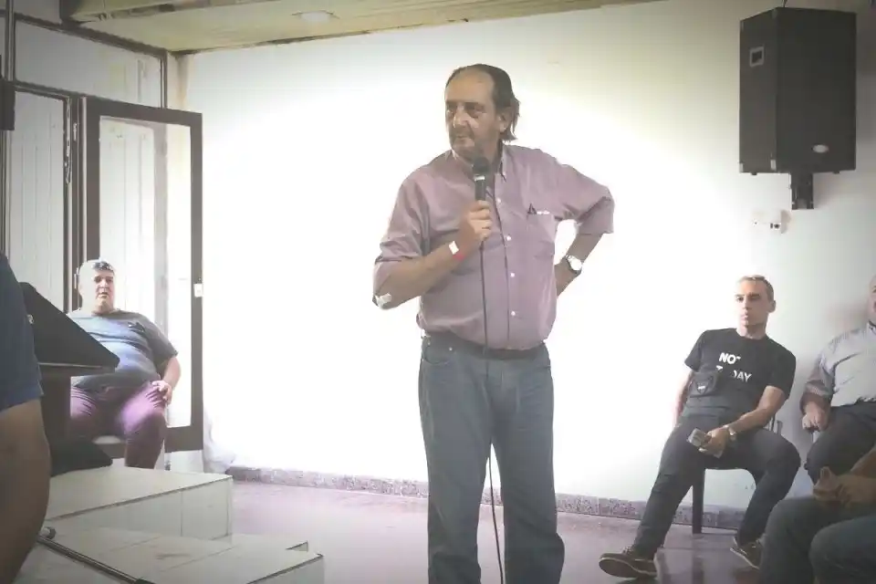 "Algunos se dicen 'radicales  socialdemócratas', y ruegan pegar con Macri-Pichetto"