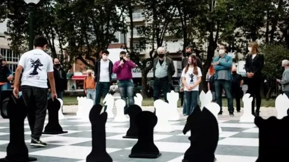Las partidas de ajedrez en el tablero gigante vuelven a la Plaza San Martín