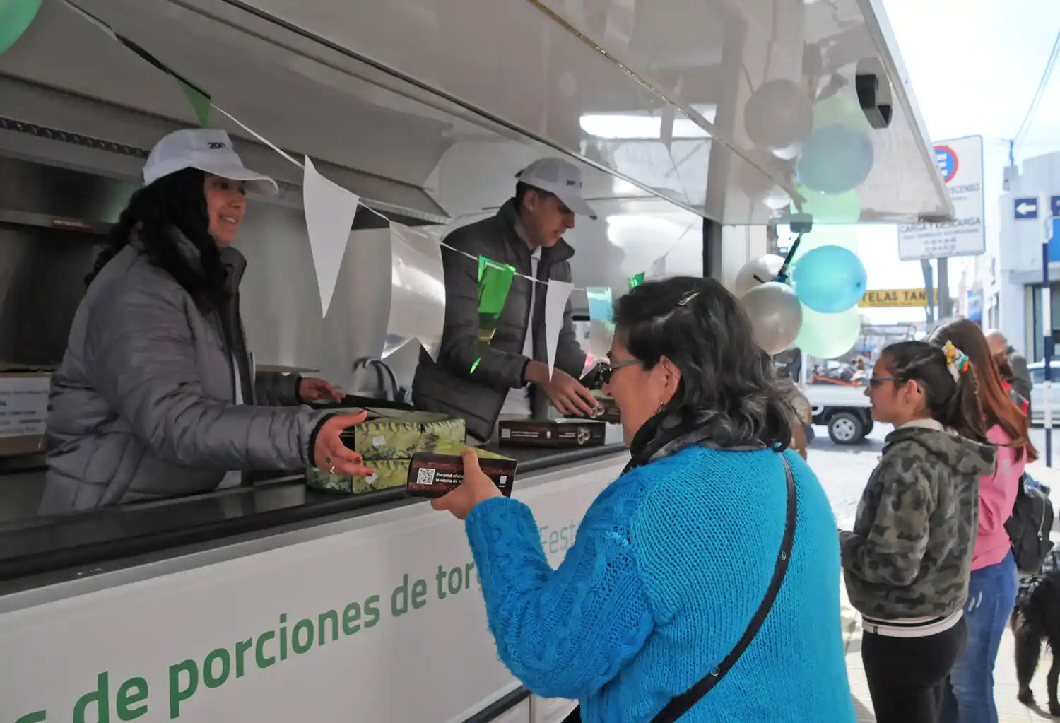 El Banco Provincia repartió doce mil porciones de torta en Tandil para celebrar sus 200 años