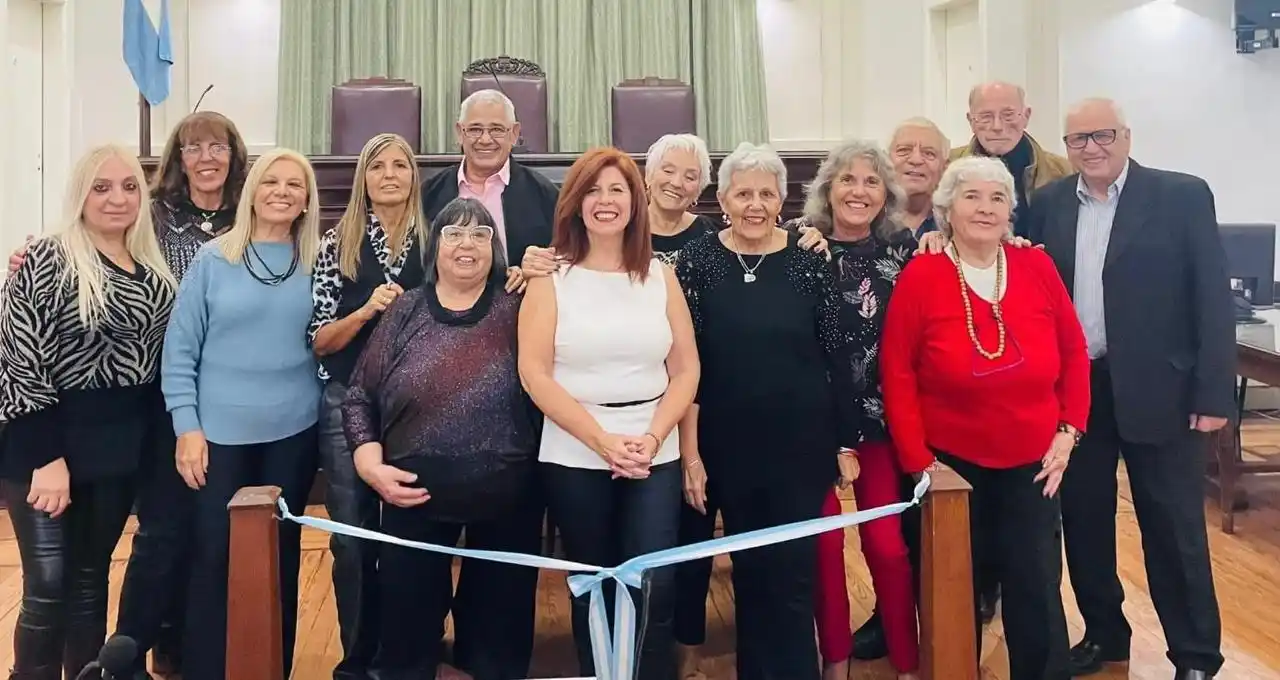 Integrantes de la comisión y socios de la filial Necochea de la Sociedad de Escritores de la Provincia