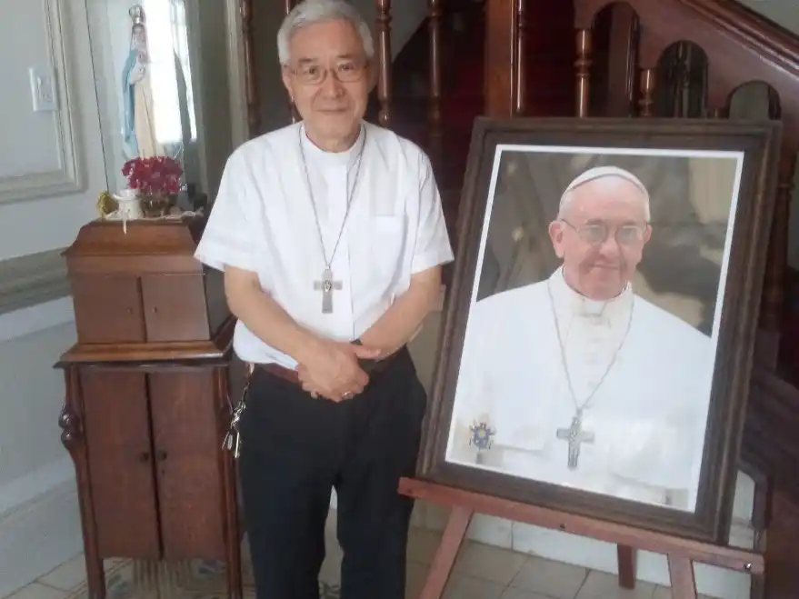 El obispo Moon, apenas designado, junto al retrato del Papa Francisco. Foto: Gentileza