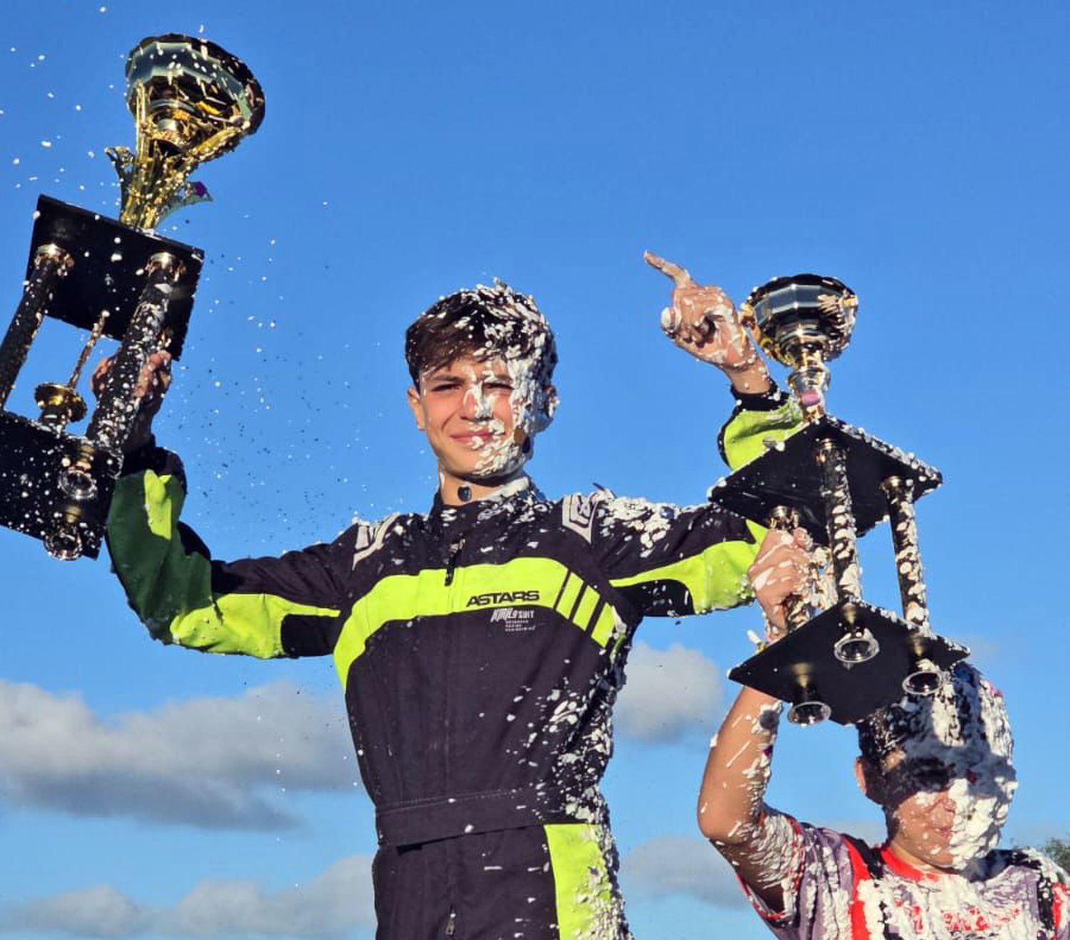 Con trofeo. Thiago Palotini y su felicidad