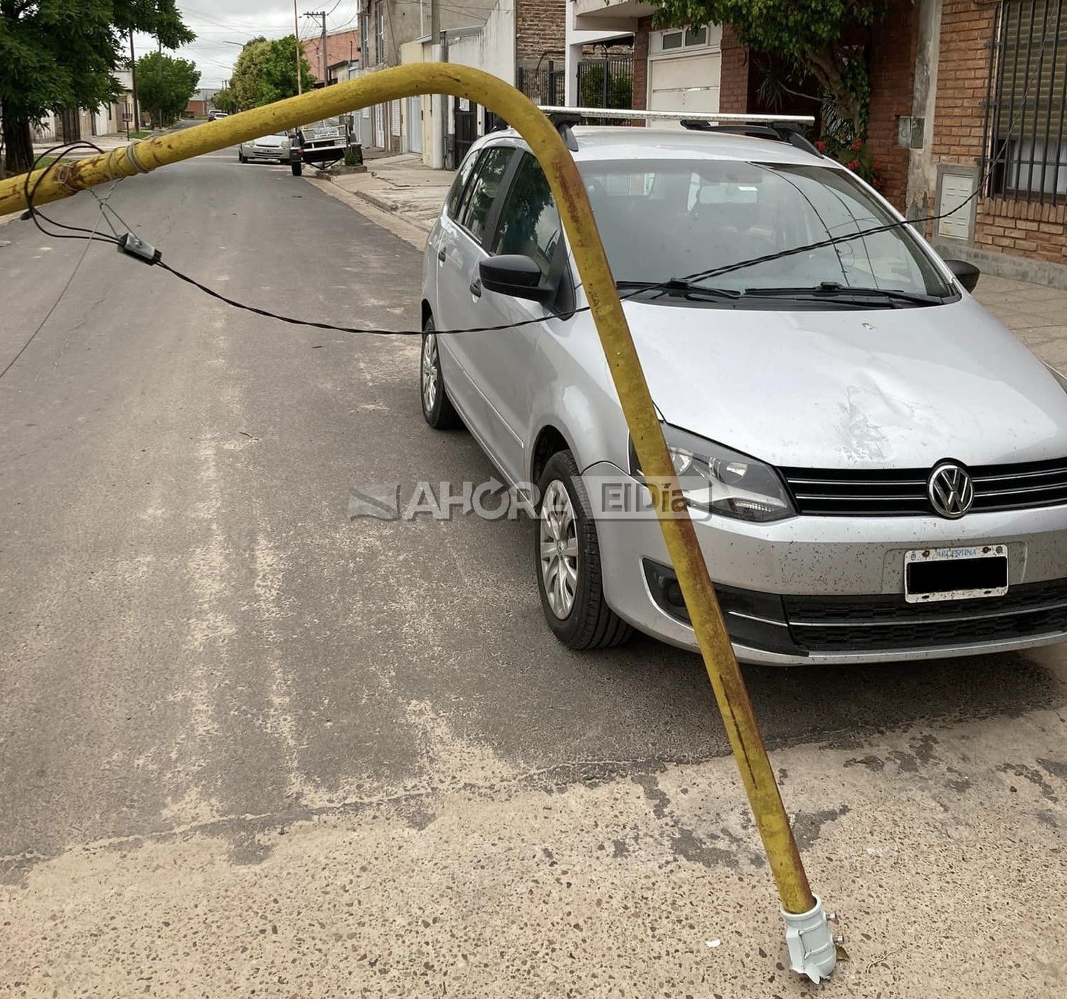 Un poste de luz en mal estado cayó encima de un auto