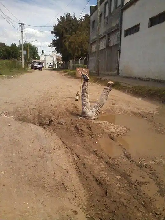 Ingeniosa forma de reclamar el arreglo de un bache
