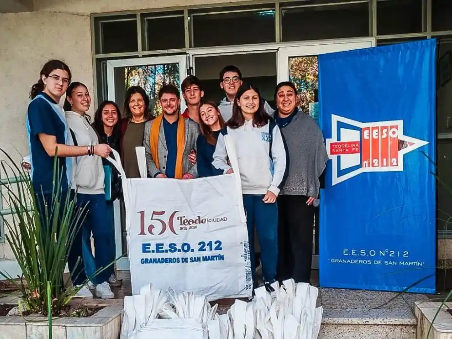 El intendente Poleri recibió los bolsones de parte de los alumnos. Foto: Gentileza.