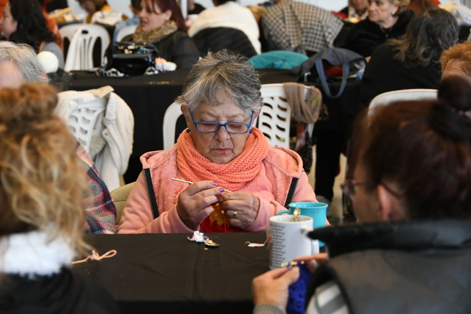 En el medio de la ola polar, las tejedoras solidarias siguen entregando prendas