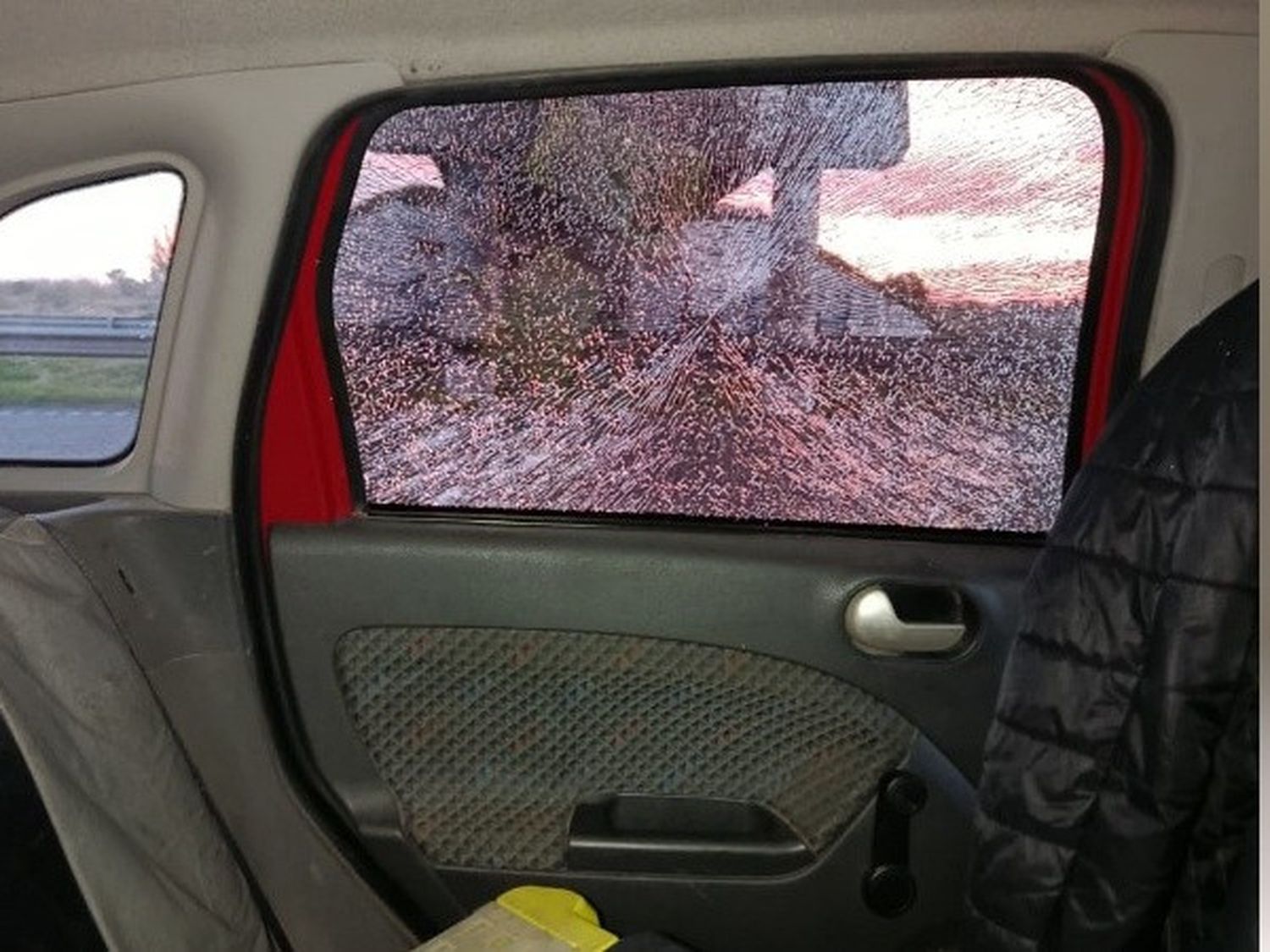 Un auto y un camión fueron atacados a piedrazos en la autopista Rosario-Buenos Aires.