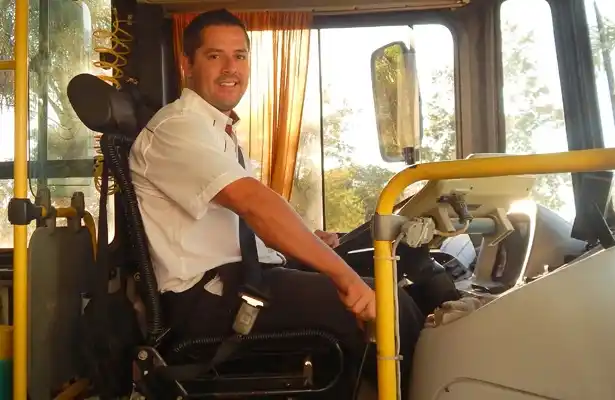 Colectivero por la mañana y viceintendente por la tarde 