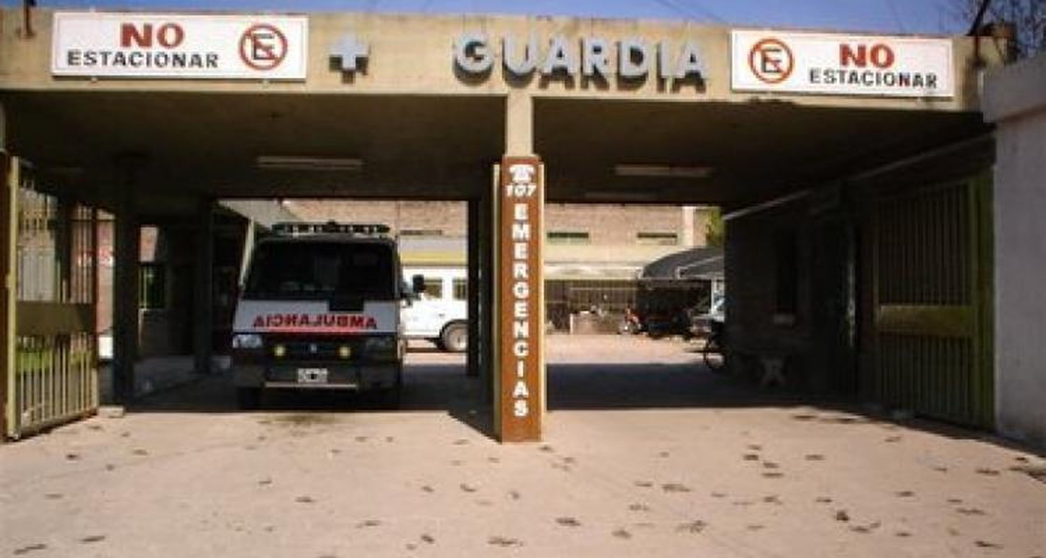 Chocó un contenedor de basura, se recupera en el hospital