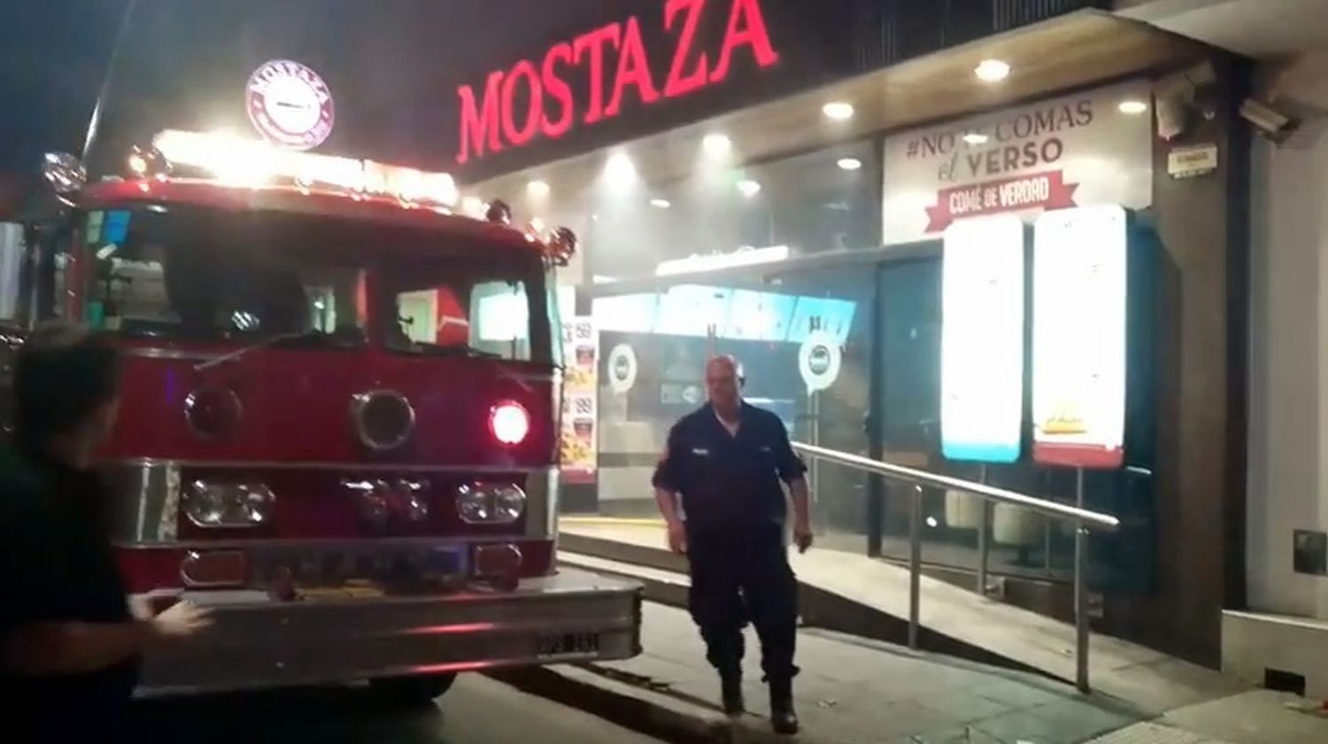 Pánico y evacuados tras incendio en un local de Mostaza en Luján 