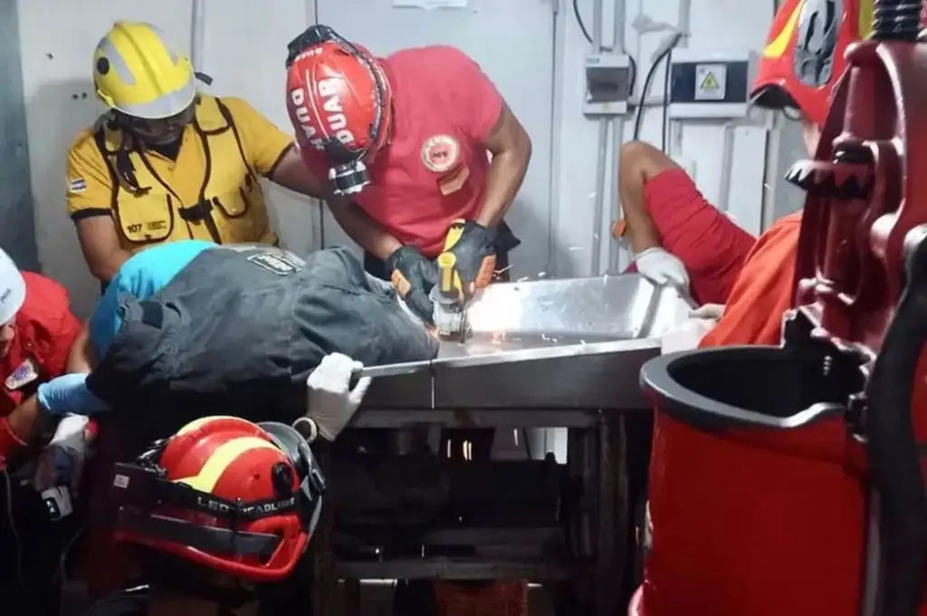 Carnicero quedó atrapado en una picadora de carne y tuvieron que amputarle un brazo