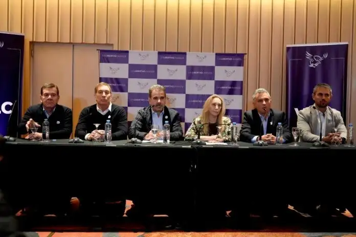 Montenegro estuvo en la mesa principal durante el acuerdo entre LLA y el PRO.