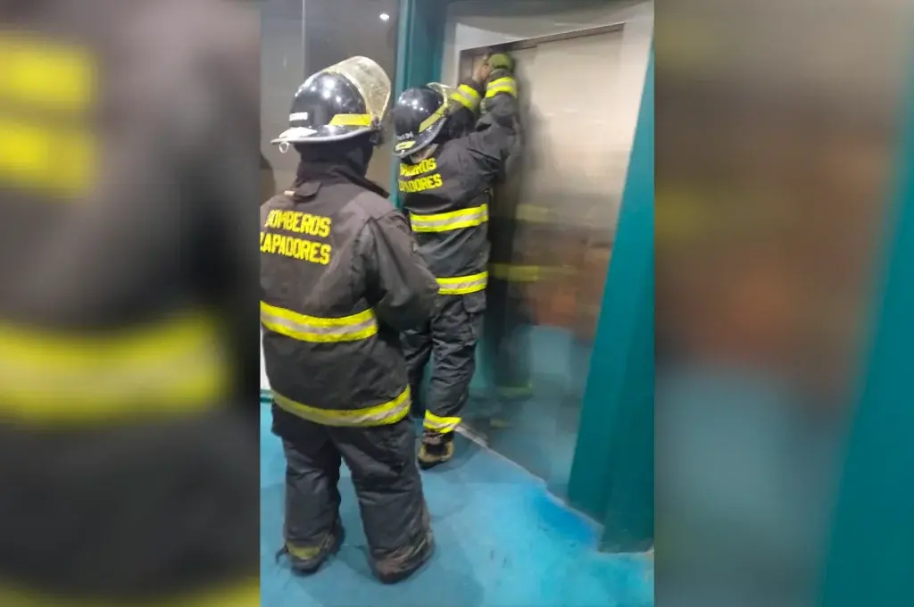 Rescataron a tres personas atrapadas en un ascensor en un edificio céntrico de la ciudad