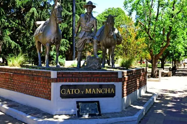 Monumento a Gato, Mancha y Aimé Félix Tschiffely en la Plaza Colón de Ayacucho. (Turismo Ayacucho)