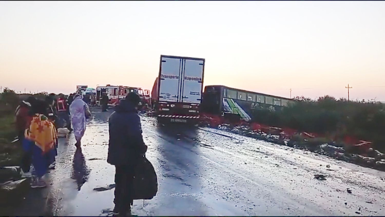 Un colectivo perdió una goma, paró y un camión lo chocó desde atrás: hay tres muertos