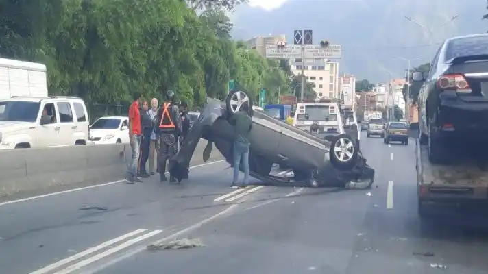 VIOLENTO CHOQUE: accidente en la autopista Prados del Este deja un muerto y dos heridos