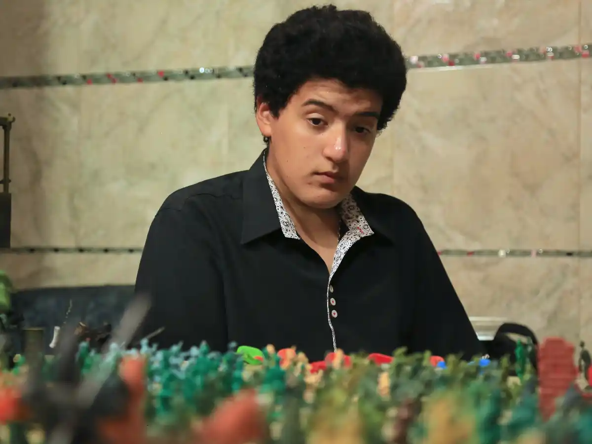 Isaías, un hijo de Malvinas que atesora una colección de guerra con mucha historia    