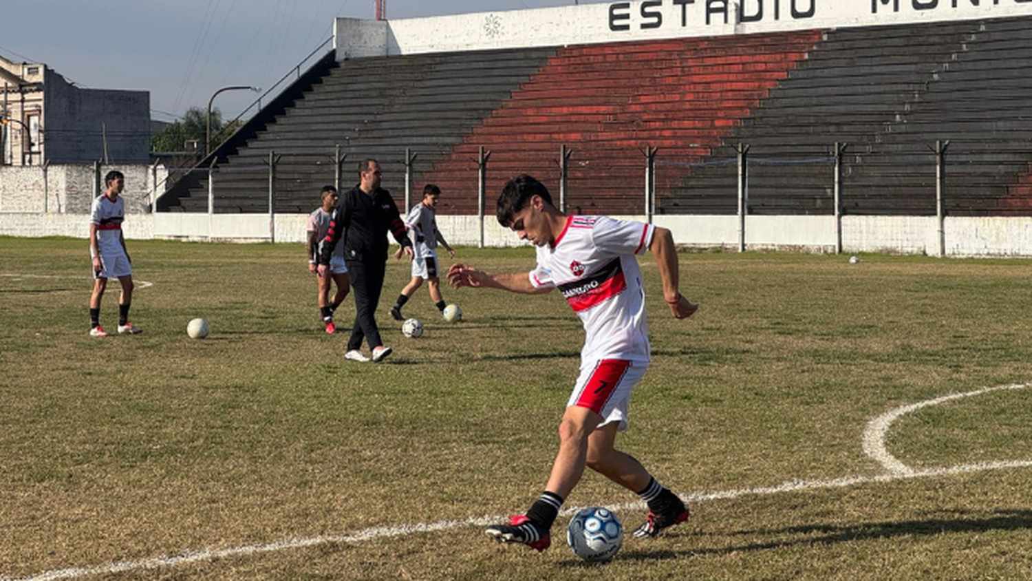 El seleccionado local busca empezar con un triunfo.