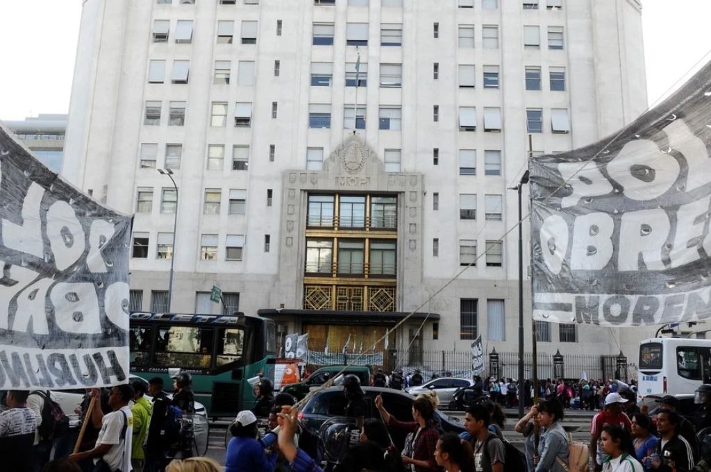 En plena cuarentena, piqueteros marchan al Ministerio de Desarrollo Social