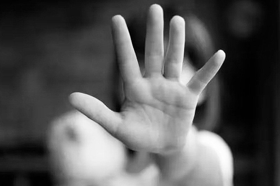 Tremendo: una mujer se aprovechó de la “inmadurez sexual” de un adolescente, lo llevó a un rincón oscuro y lo abusó