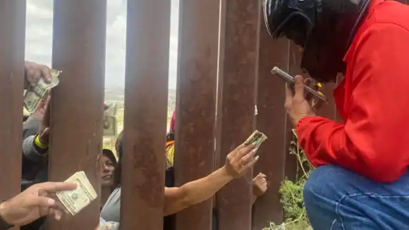 Negocio en pleno muro fronterizo: VENDEN POLLO A PRECIOS EXORBITANTES a migrantes