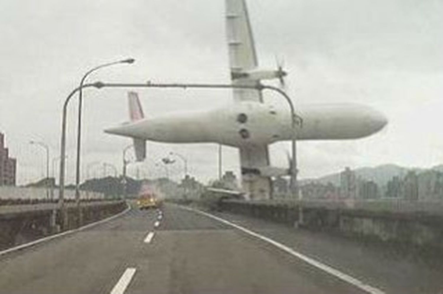 Las cajas negras del avión de TransAsia que se estrelló en Taipéi revelaron fallas en los dos motores