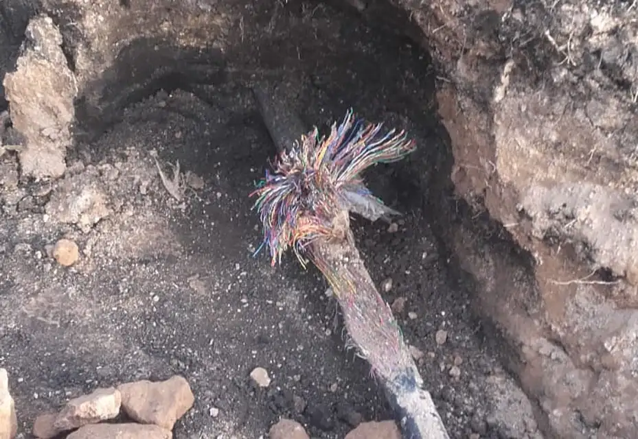 La empresa que realiza obras en Brasil y Fleming cortó los cables de telefonía