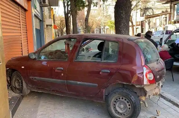 Perdió el control y chocó contra un comercio cerrado: dos personas resultaron heridas