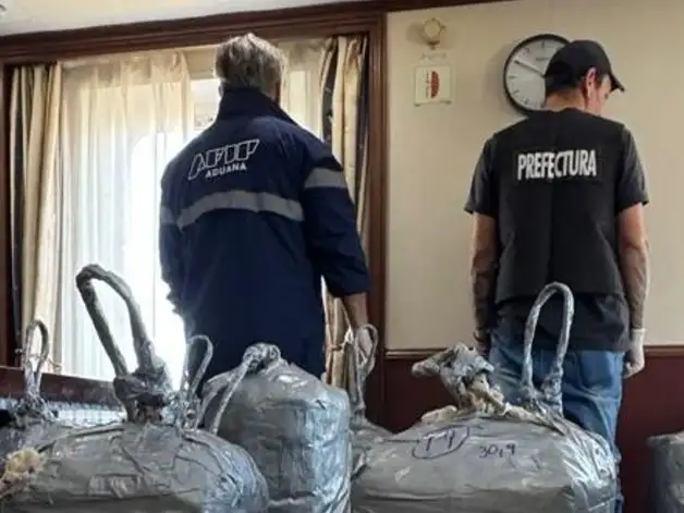 Personal de Aduana y Prefectura durante el operativo dentro del buque. Foto: ARCA/NA