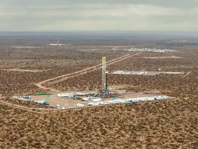 La producción de petróleo es récord en la Argentina y se acerca al millón de barriles diarios