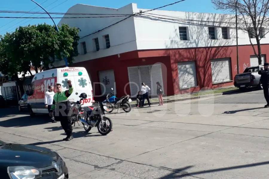 Una camioneta chocó a un motociclista que terminó con diversas lesiones