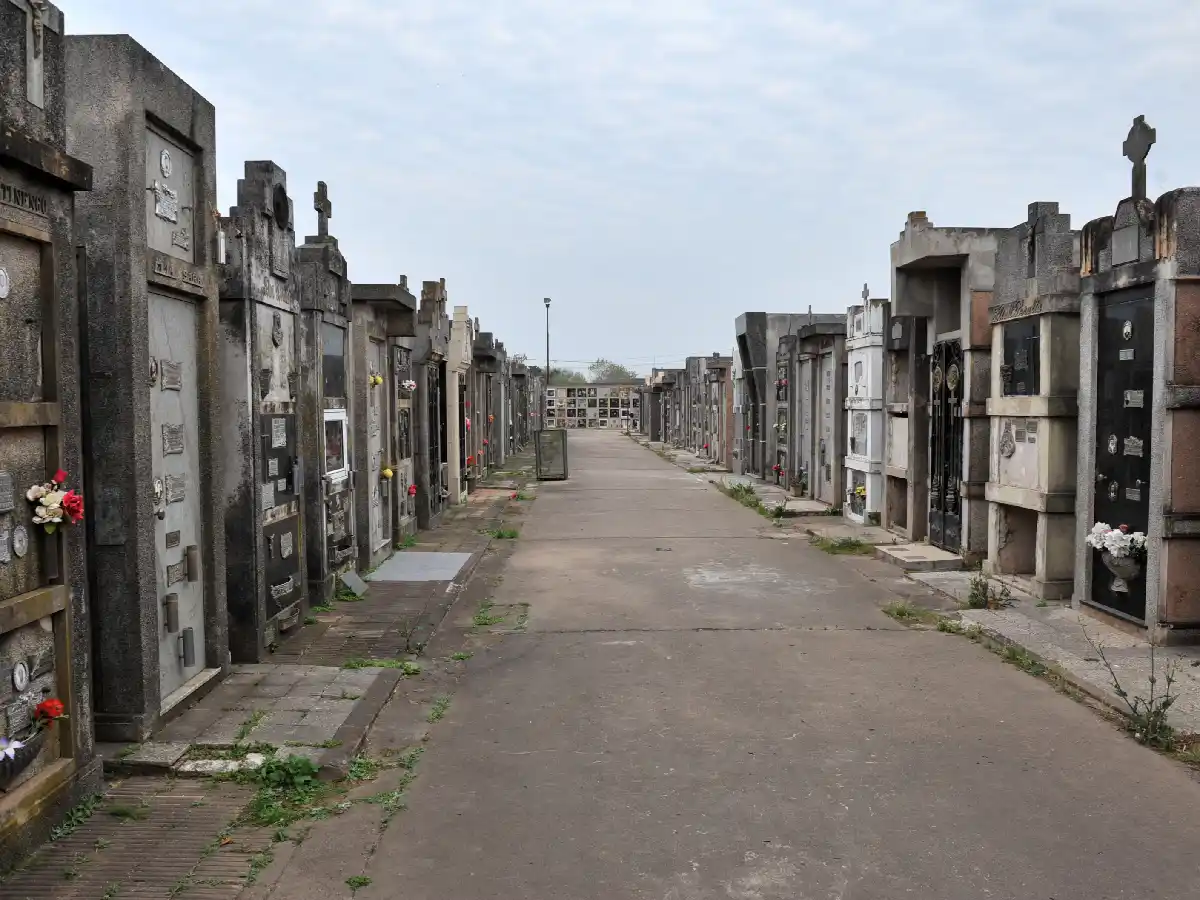 Dos detenidos por robar placas y floreros del cementerio