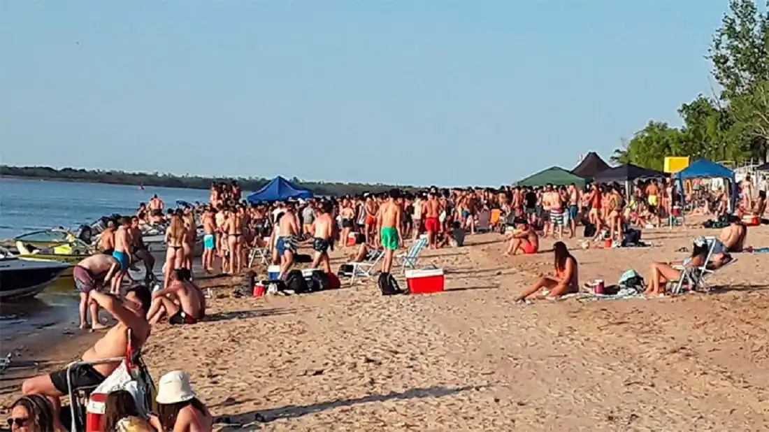 Una multitud en las playas de Villa Urquiza: se registraron algunas grescas entre jóvenes