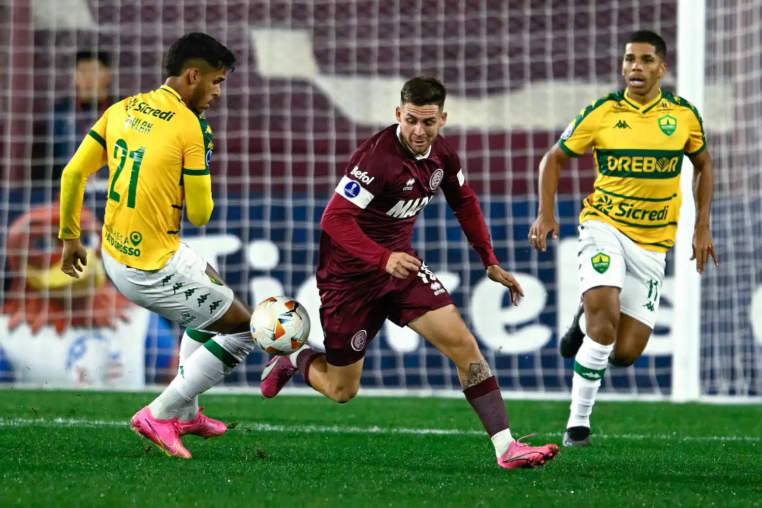 Lanús no pudo en su cancha ante Cuiabá.