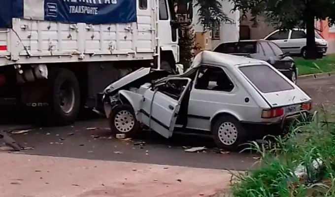 Auto se incrustó debajo de camión estacionado y su conductor está muy grave