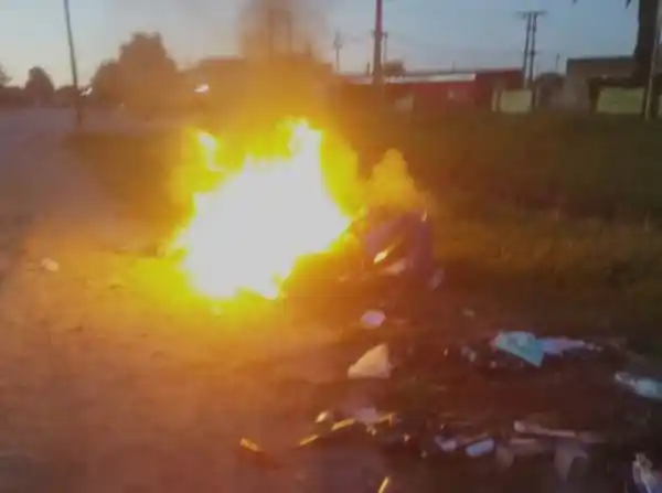Incendios de contenedores y montículos de basura. Foto archivo
